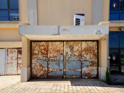 Poi c�� Porta Siria, che a differenza delle precedenti non venne decorata con un affresco, ma con un bassorilievo in bronzo realizzato dall�artista Mustafa Ali. Intitolata �L�Arca del Mediterraneo�, raffigura ancora oggi una nave fenicia che simboleggia la forza generatrice della cultura e dell�arte